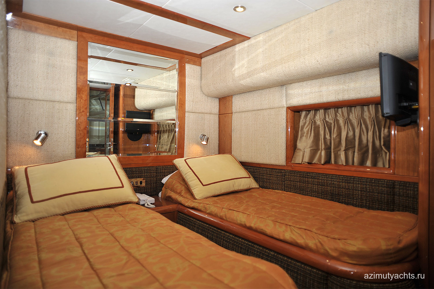 majesty-yacht-charter-goa-6.jpg